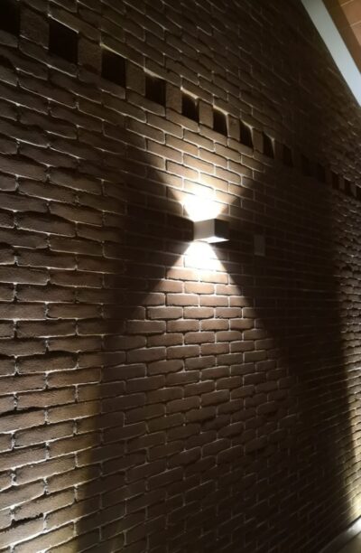Lampada da parete per esterni Rock LED biemissione